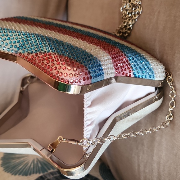 Sparkled star shape red, silver, and blue crossbody bag with chain strap - Picture 8 of 13